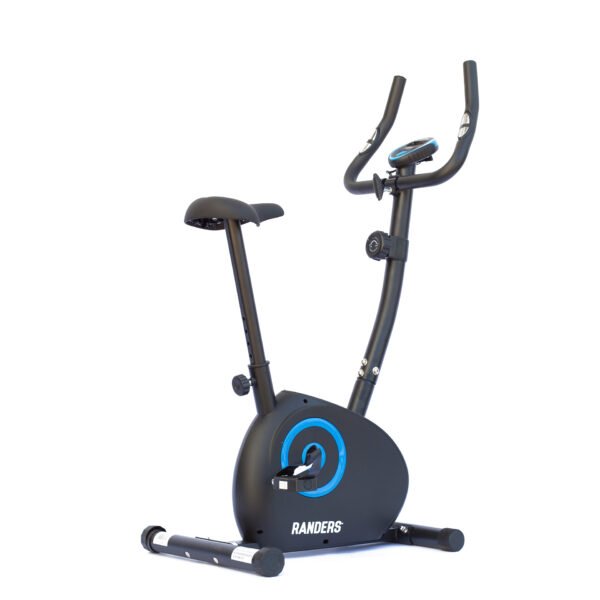 Bicicleta fija Randers ARG-134 en color negro con detalles en azul. Se muestra el asiento con perillas para regular la altura. En el caño del manubrio, se observa la perilla de regulación de la tensión del pedaleo. El manubrio tiene chapitas plateadas que son el Hand Pulse, para el control de pulsaciones. El tablero es de color negro y azul. En la base se visualiza el nombre de la marca en letras blancas.