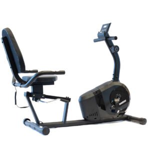 Bicicleta fija horizontal Randers ARG-2540 de color negro. Asiento con respaldo negro y manija plateada para regular la distancia. En la parte delantera, tablero y perilla para regular la intensidad del pedaleo. Nombre de la marca en letras blancas en la parte delantera.