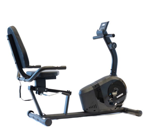 Bicicleta fija horizontal Randers ARG-2540 de color negro. Asiento con respaldo negro y manija plateada para regular la distancia. En la parte delantera, tablero y perilla para regular la intensidad del pedaleo. Nombre de la marca en letras blancas en la parte delantera.