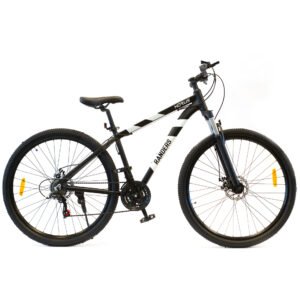Imagen de una bicicleta mountain bike de color negro con detalles en blanco. Se distingue un amortiguador en la rueda delantera y el sistema de cambios en la rueda trasera. Además, la bicicleta cuenta con ojos de gato en ambas ruedas para mejorar la visibilidad en condiciones de poca luz.