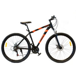Imagen de una bicicleta mountain bike de color negro con detalles en naranja. Se distingue un amortiguador en la rueda delantera y el sistema de cambios en la rueda trasera. Además, la bicicleta cuenta con ojos de gato en ambas ruedas para mejorar la visibilidad en condiciones de poca luz.