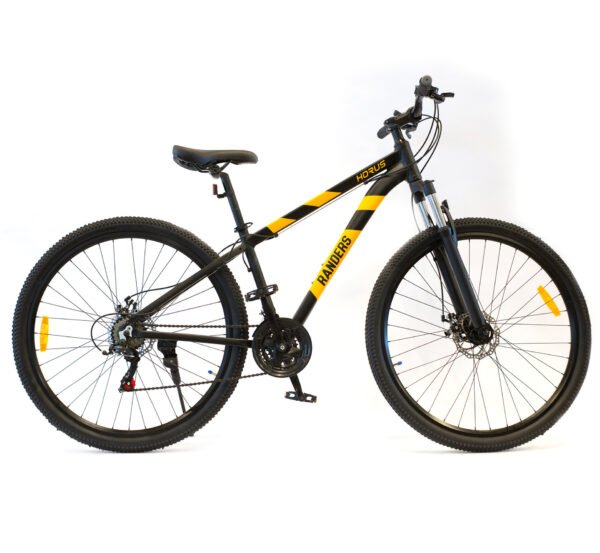 Imagen de una bicicleta mountain bike de color negro con detalles en amarillo. Se distingue un amortiguador en la rueda delantera y el sistema de cambios en la rueda trasera. Además, la bicicleta cuenta con ojos de gato en ambas ruedas para mejorar la visibilidad en condiciones de poca luz.