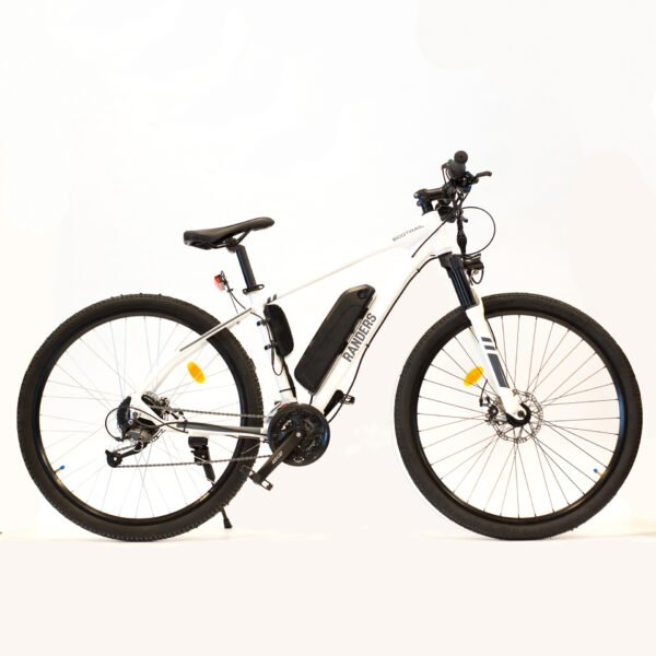 Imagen de una bicicleta eléctrica tipo mountain bike de color blanco con detalles en gris. Se distingue un sistema de cambios y amortiguación en la rueda delantera. En el cuadro de la bicicleta, se observa un rectángulo negro que corresponde a la batería del equipo.