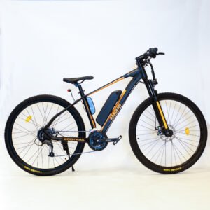 Imagen de una bicicleta eléctrica tipo mountain bike de color negro con detalles en naranja. Se distingue un sistema de cambios y amortiguación en la rueda delantera. En el cuadro de la bicicleta, se observa un rectángulo negro que corresponde a la batería del equipo.