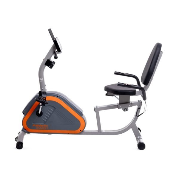 Bicicleta fija horizontal con respaldo. La carcaza del asiento es de color gris con detalles en naranja. El tapizado del asiento es en color negro.