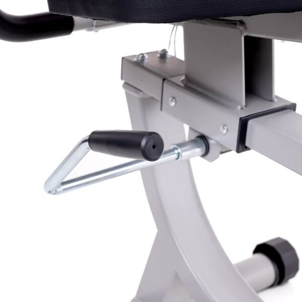 Palanca que permite ajustar la distancia del asiento de la bicicleta fija Athletic 300bh