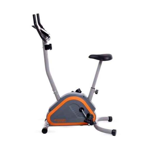 bicicleta fija vista de costado. La carcaza es en color gris, con detalles en naranja.